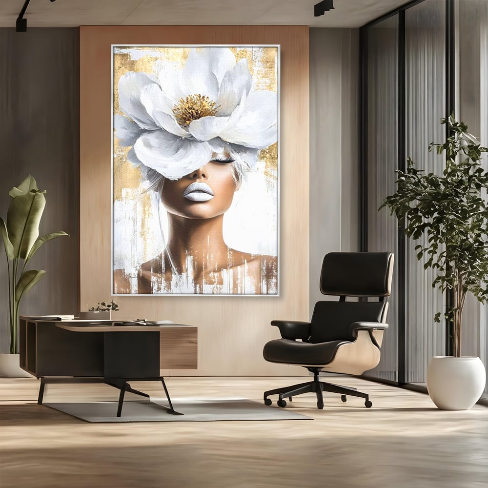 Tablou canvas cu tablou canvas cu portret de femeie si magnolie, in rama de aluminiu argintiu, pe perete intr-un birou